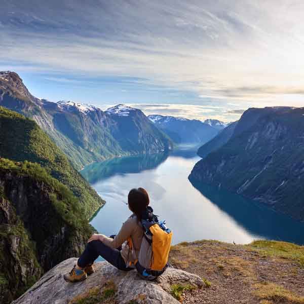 Beispiel Bild - Frau schaut auf Fjord in Norwegen mit KI generiert