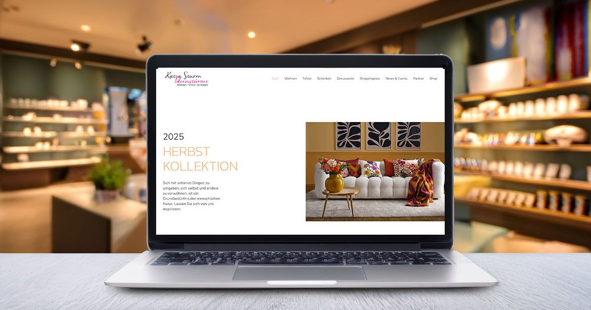 Aufgeklappter Bildschirm mit Website Ideenstürme - im Hintergrund verschwommen ein Geschäft