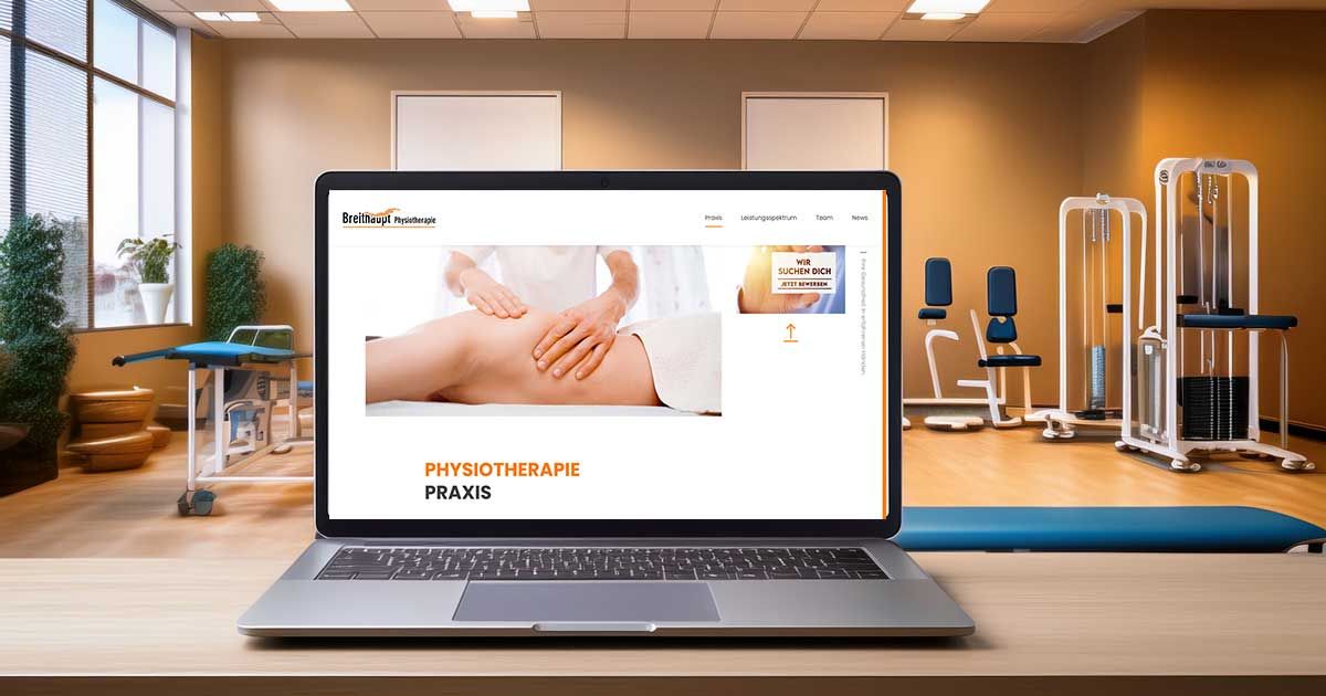 Aufgeklappter Bildschirm mit Ansicht Website Breithaupt Physiotherapie - im Hintergrund verschwommen Praxis Physiotherapie