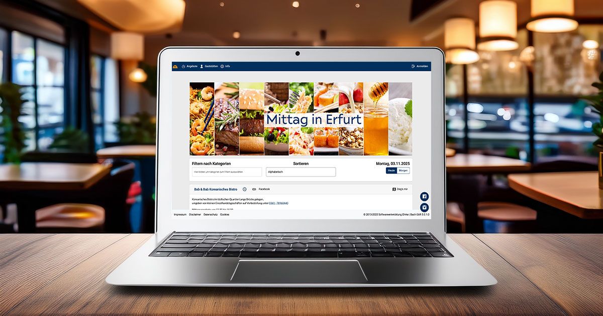 Laptop Bildschirm mit Ansicht Startseite Webapplikation Mittag in Erfurt - im Hintergrund Umrisse einer Gaststätte