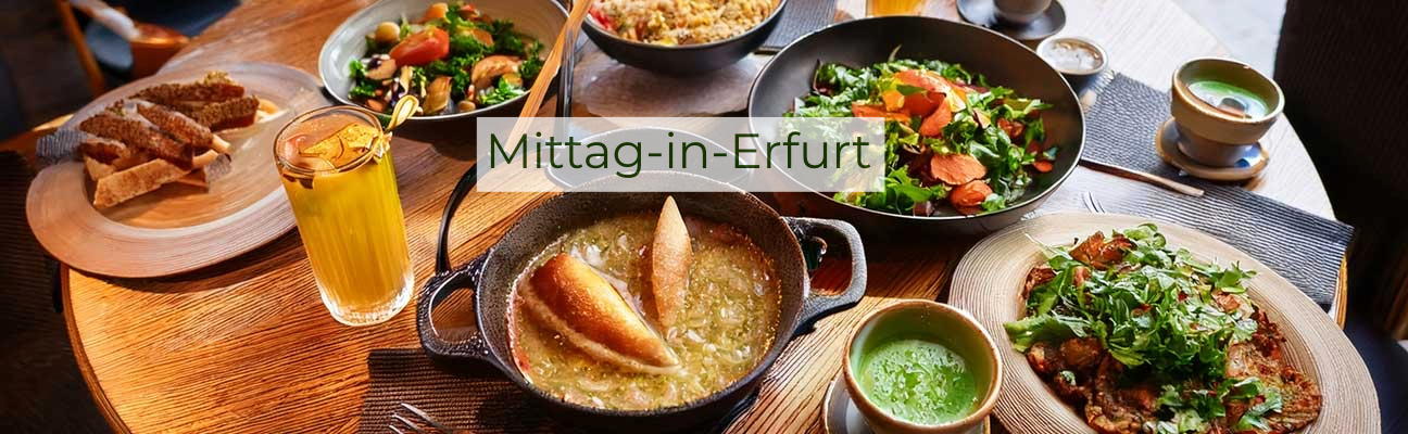 gedeckter Tisch mit diversen Gerichten