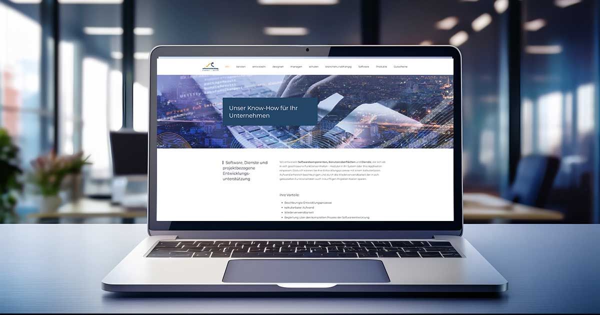 Aufgeklappter Laptop-Bildschirm mit Ansicht Website Ehrke-Bach GbR - im Hintergrund verschwommen Darstellung vom Office