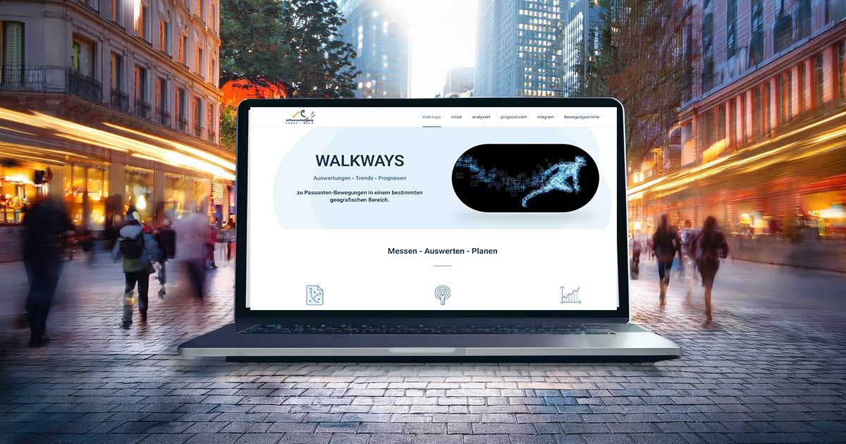 Aufgeklappter Laptop Bildschirm mit Ansicht Website Walkways