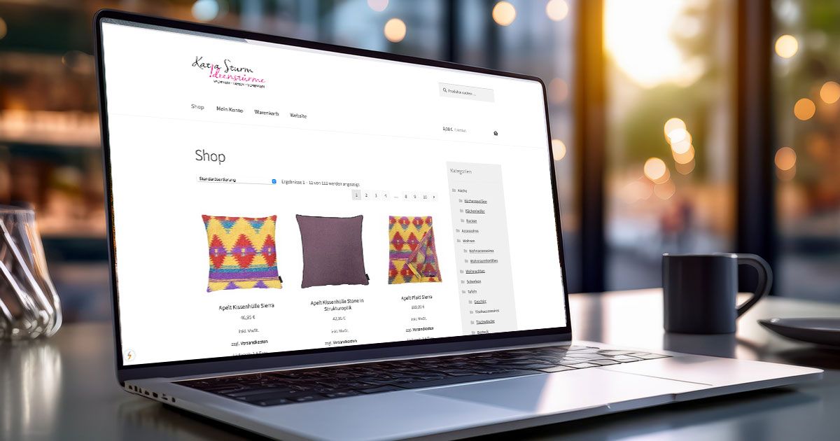 Aufgeklappter Bildschirm mit Sicht auf Onlineshop Ideenstürme - im Hintergrund verschwommen gemütliche Wohnatmosphäre