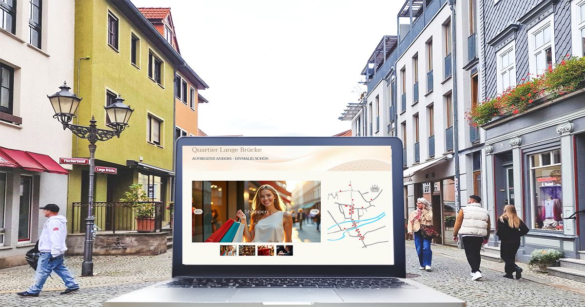 Ansicht Lange Bruecke Erfurt im Hintergrund - im Vordergrund Laptop mit Ansicht Startseite Quartier